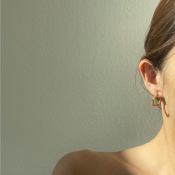 18K Gold Twist Rope Ribbon Hoops - Picture 5 of 10